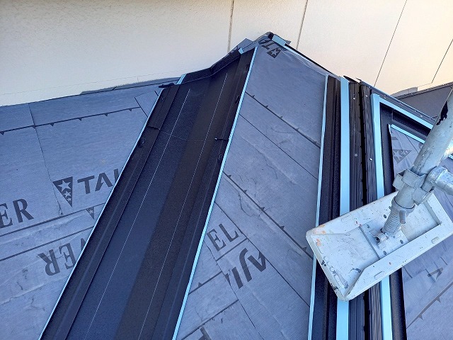 下屋根部カバー工事の谷部への谷板金取り付け状況