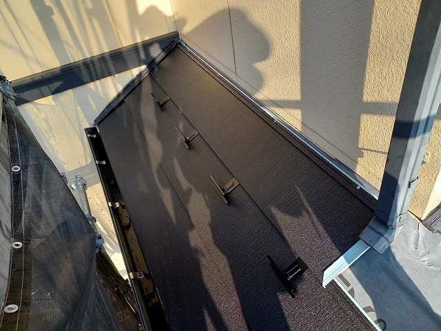 住宅屋根カバー工事の下屋根への雪止め金具取り付け