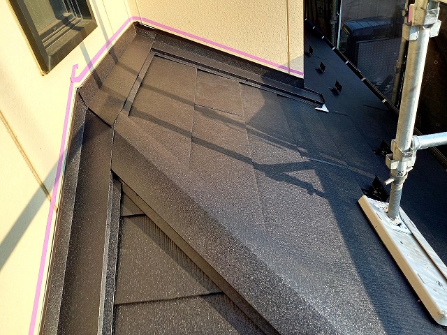 屋根カバー工事で下屋根雨押え板金上にマスキングテープ養生