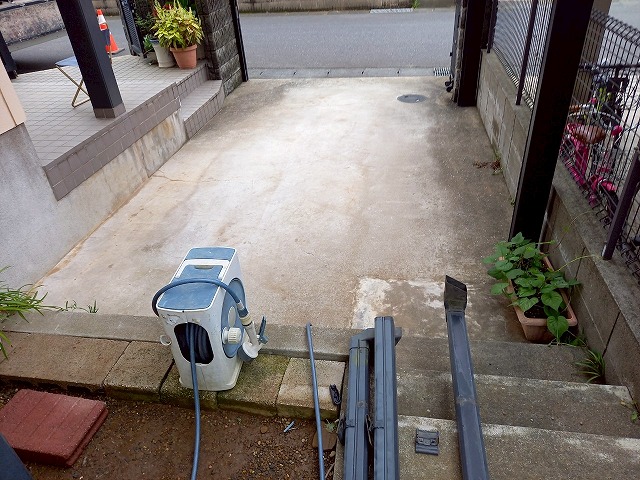 屋根カバー工事完了後のカーポート下清掃状況