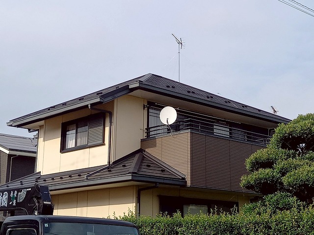 スーパーガルテクトを用いた屋根カバー工事が完成した住宅の外観