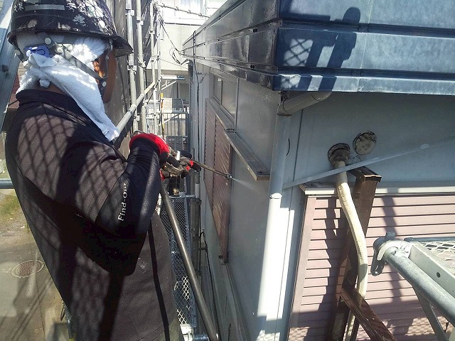 アパート建物塗装工事の金属サイディングへの高圧洗浄工程