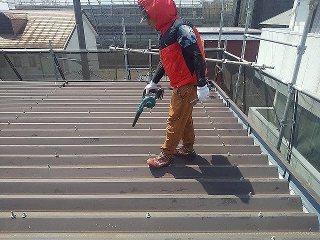 折板屋根塗装工事のケレン処理後のブロワーによる清掃