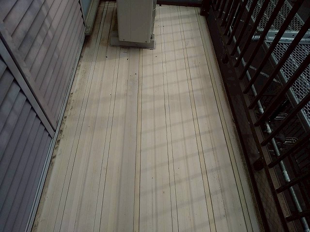 アパート金属サイディング塗装工事のベランダ床面へ養生する前の状況