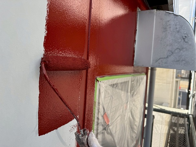 金属サイディング塗装工事の「SKマイルドボーセイ」を用いたローラー下塗り