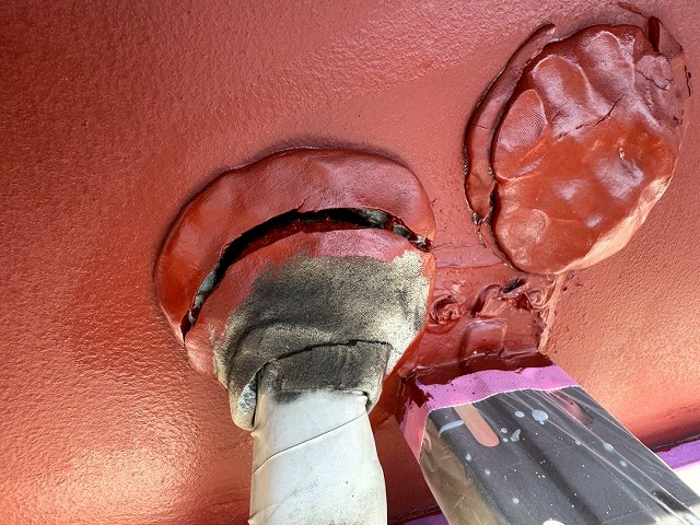 アパート外壁塗装工事の配管引き込み穴のパテ材劣化状況