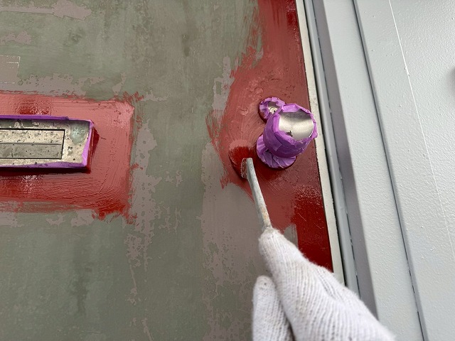 アパート玄関ドア塗装工事のサビ止め塗料を用いた下塗り