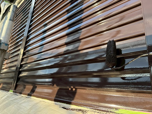 アパート建物塗装工事シャッター塗装工程の2回目ローラー塗装