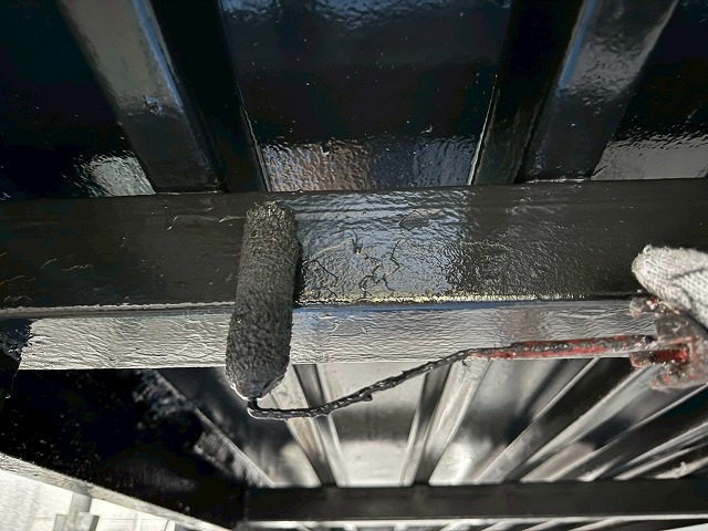 アパート外部鉄骨階段の裏側への上塗り施工状況