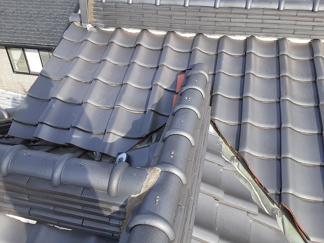 雨漏りが発生している住宅の複雑な形状をした屋根