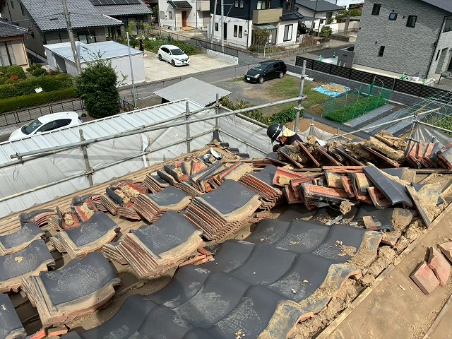 住宅屋根葺き替え工事で解体した瓦材の積み重ね状況