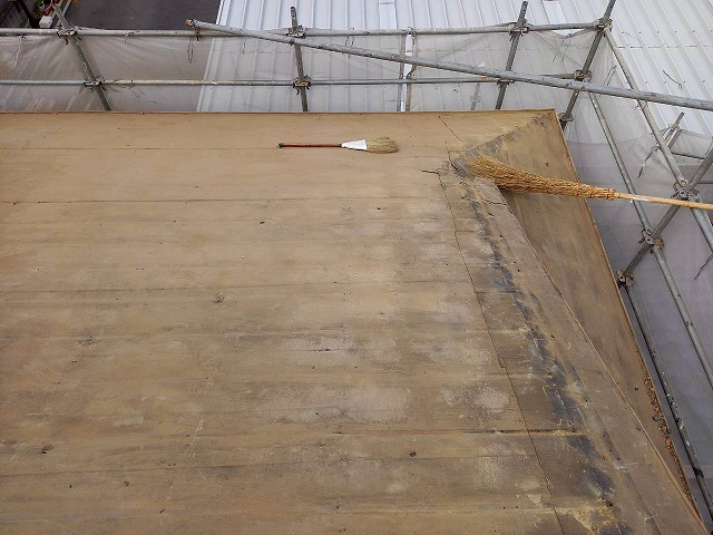 屋根葺き替え工事の既存瓦屋根解体後の清掃状況