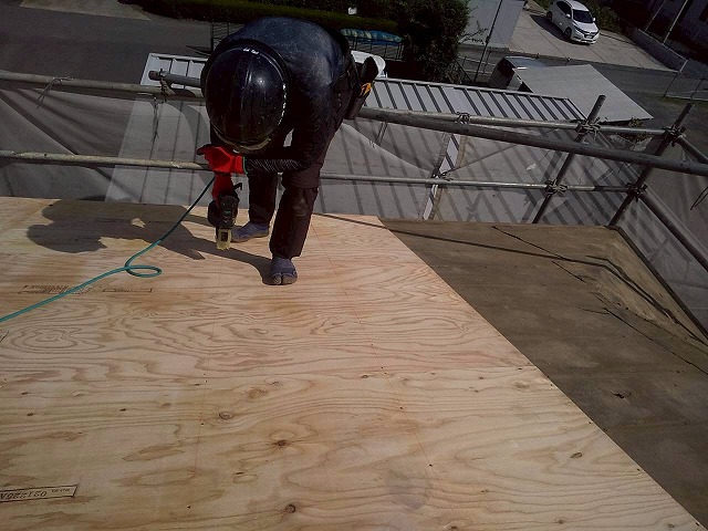 屋根葺き替え工事の野地板増し張り工程で構造用合板の釘留め