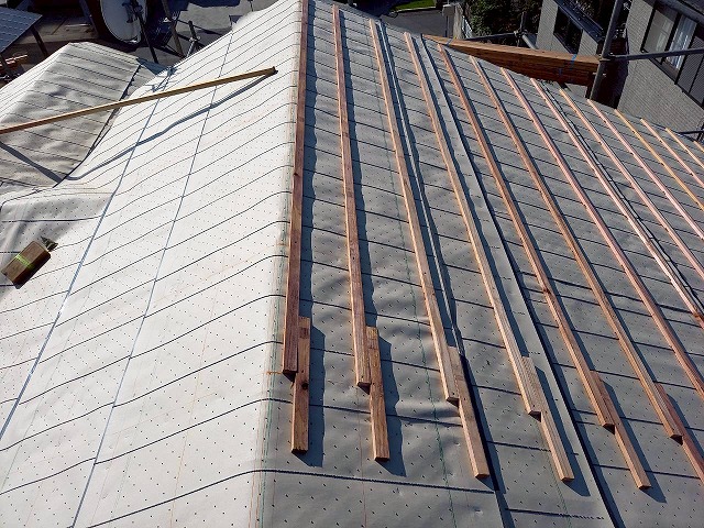 屋根葺き替え工事の瓦残のジョイント部分に補強材を取り付け