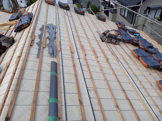 屋根葺き替え工事の瓦材搬入状況