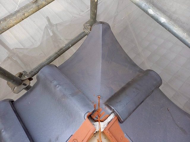 屋根葺き替え工事で隅棟の先端に専用瓦役物を設置