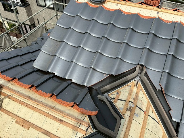 防水シーラーを取り付けた谷板金と瓦屋根の納まり