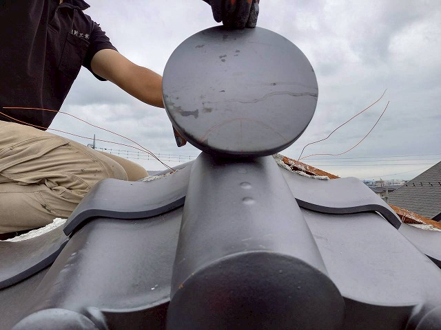 屋根葺き替え工事の7寸丸瓦先端に設置する丸止め瓦