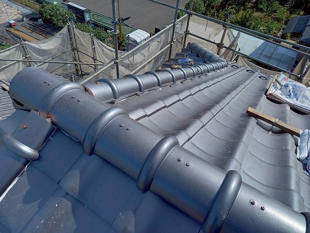 屋根葺き替え工事の風切丸仕上げ工程完了状況