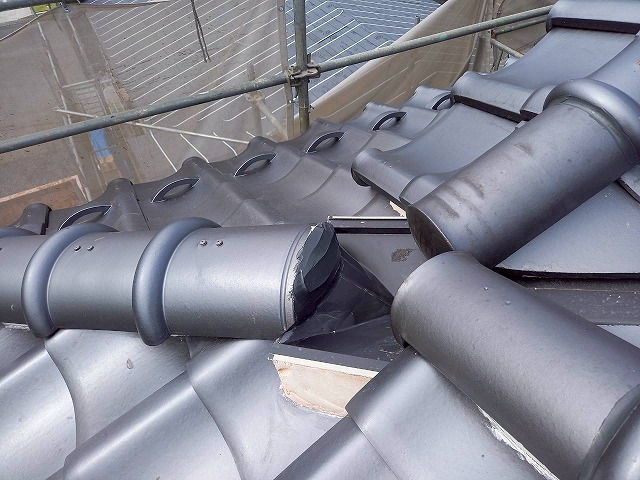 屋根葺き替え工事で谷板金と隅棟がつながる部分へのコーキング処理