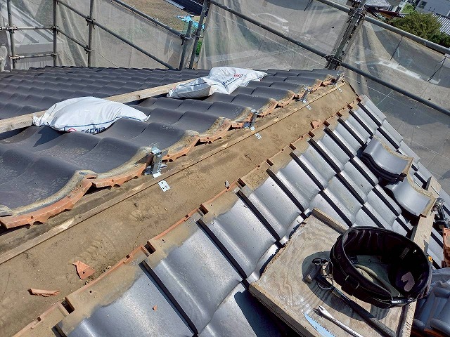 下屋根の棟取り直し工事で補強金具の取り付けが完了