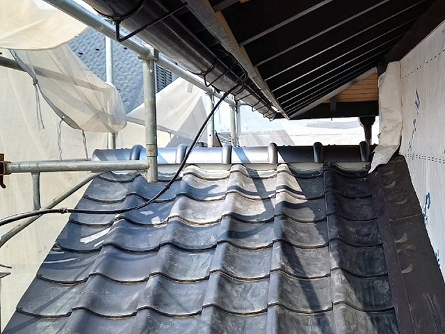 下屋根の棟瓦取り直しで7寸丸瓦の設置が完了した状況