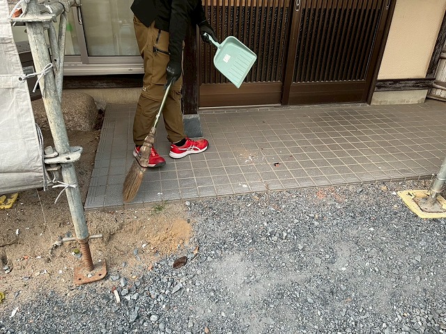 屋根葺き替え工事の玄関前清掃