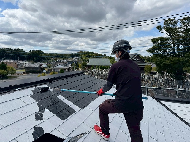 カラーベスト屋根塗装工事のラジカル制御型塗料を用いたローラーによる中塗り