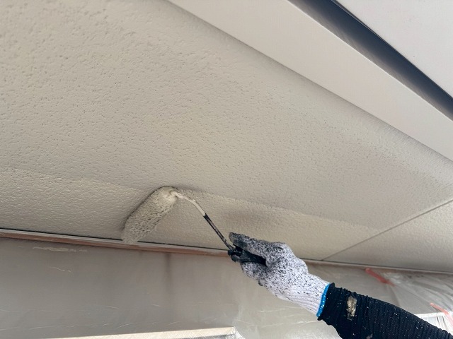 アパート建物塗装工事の軒天塗装2回目のローラー塗り