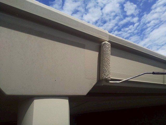 アパート建物塗装工事の軒樋への1回目塗装の様子