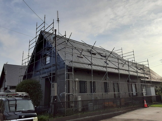 屋根のトップライト撤去およびカバー工事のための足場組み立てが完了