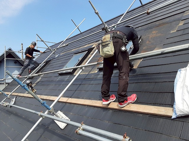 屋根トップライト撤去工事でトップライト周辺のカラーベスト屋根を解体