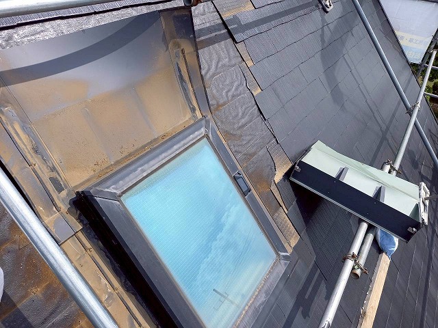 トップライト撤去工事の既設トップライトの板金部材解体状況