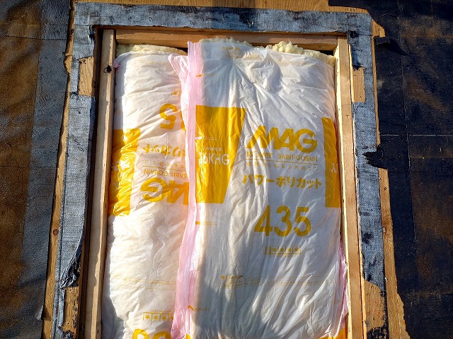 屋根トップライト撤去工事で生じた開口部への断熱材の充填が完了