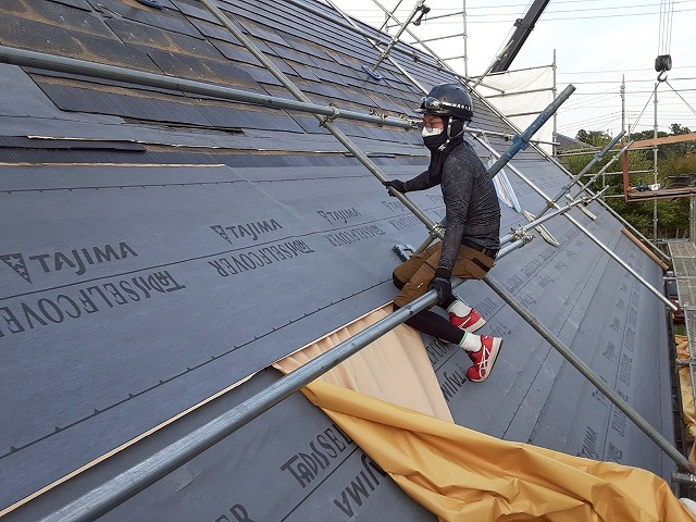 屋根カバー工事の粘着型改質アスファルトルーフィング「タディスセルフカバー」敷設状況
