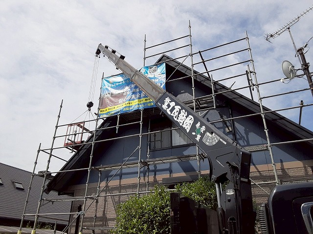 屋根改修工事で使用する「スーパーガルテクト」のユニック車による搬入