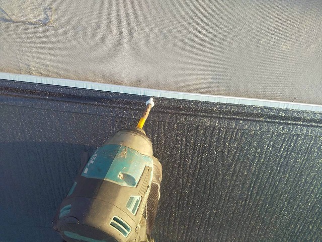 カバー工法による屋根改修工事のスーパーガルテクト本体へのビス留め