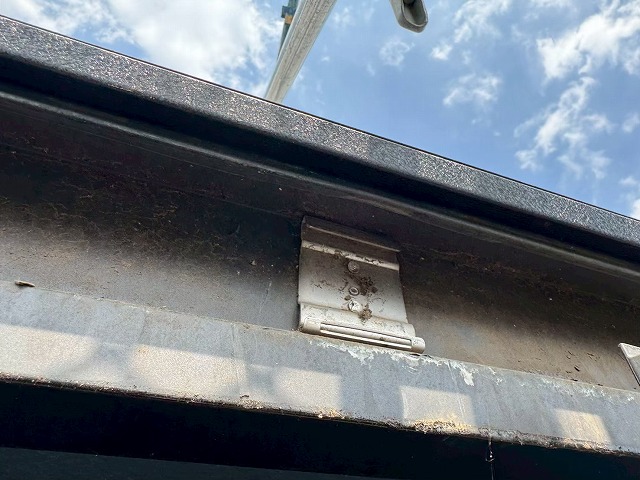 雨樋交換工事の軒樋受け金具の取り外しが完了