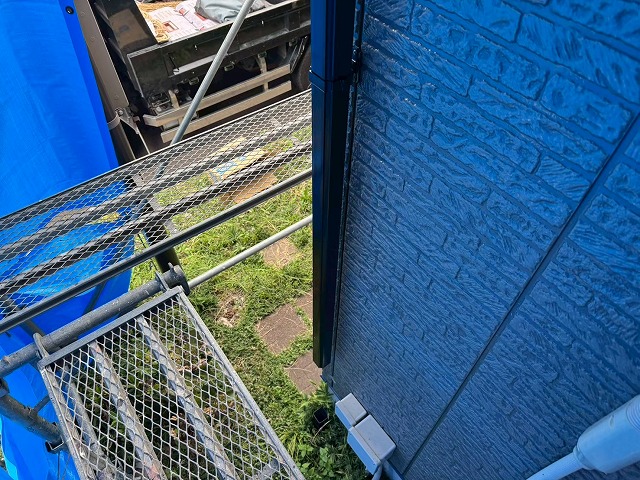 雨樋交換工事で軒樋を固定する受け金具のビス留め状況