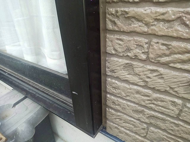 住宅外壁シーリング打ち替え工事でマスキングテープを剥がし終えた状況