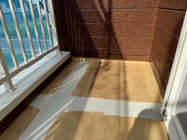 ウレタン塗膜防水工事の合板下地目地部へのパテ塗り付けが完了