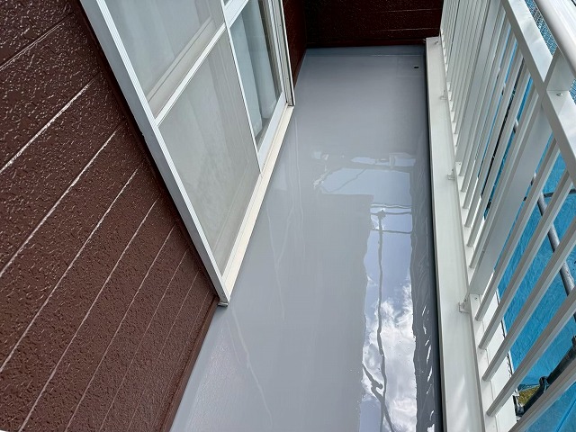 住宅ベランダ平場への「フローン11」2層目塗布工程
