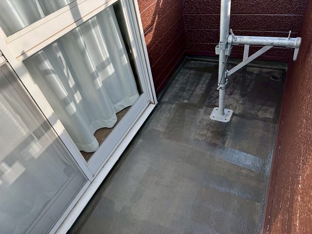 ベランダ防水修繕工事のプライマー塗布工程が完了