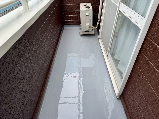 ベランダ防水修繕工事の平場への「フローン11」の1層目施工