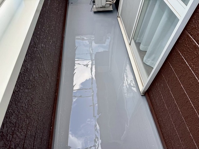 ベランダ防水修繕工事のウレタン防水材重ね塗りが完了