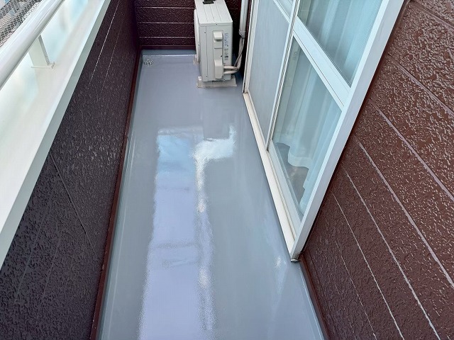 ベランダ防水修繕工事のトップコート塗布が完了