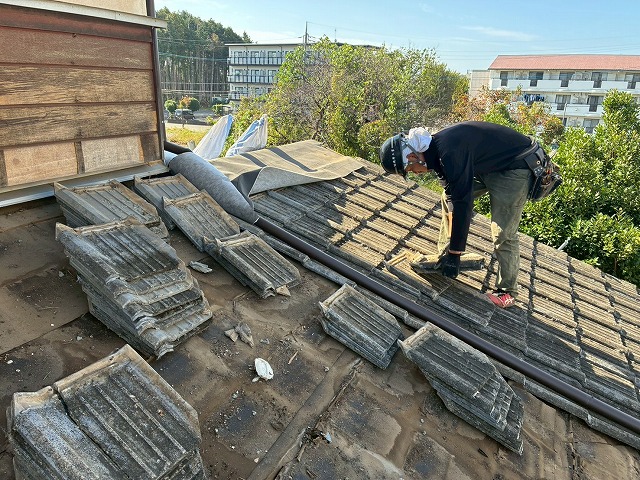 雨漏りしていた住宅の屋根葺き替え工事のセメント瓦撤去工程