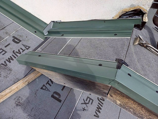 屋根葺き替え工事で下屋根が交差する箇所への水切り板金取り付け