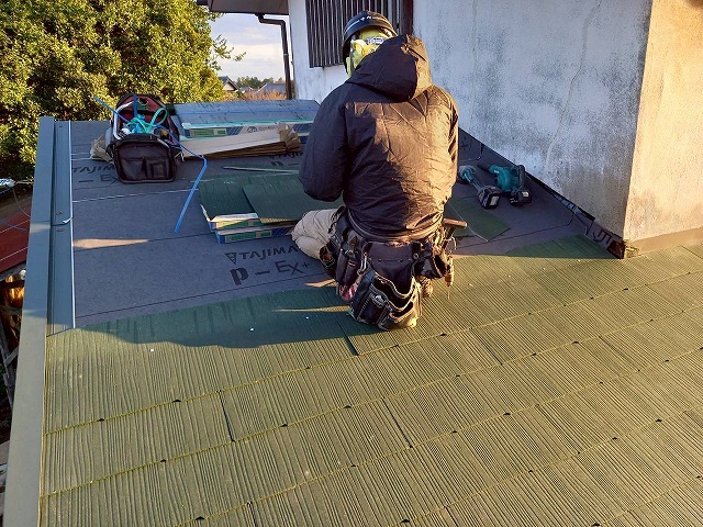 屋根葺き替え工事の下屋根への「コロニアルグラッサ」本体施工