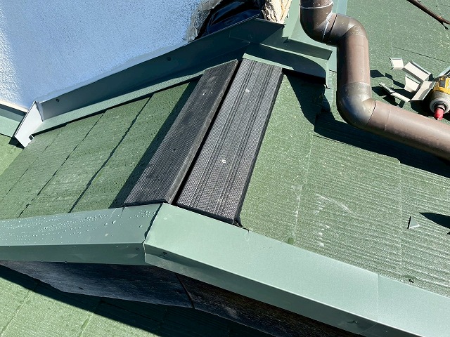 屋根葺き替え工事の樹脂製下地取り付け工程の完了